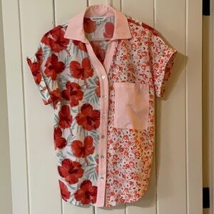 Davi & Dani Colorful Floral Button-Up Shirt. Pink,coral,red. Size Small.EUC